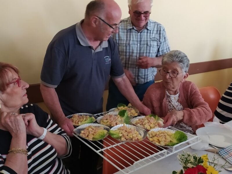 Repas des hommes à Cours de Monségur